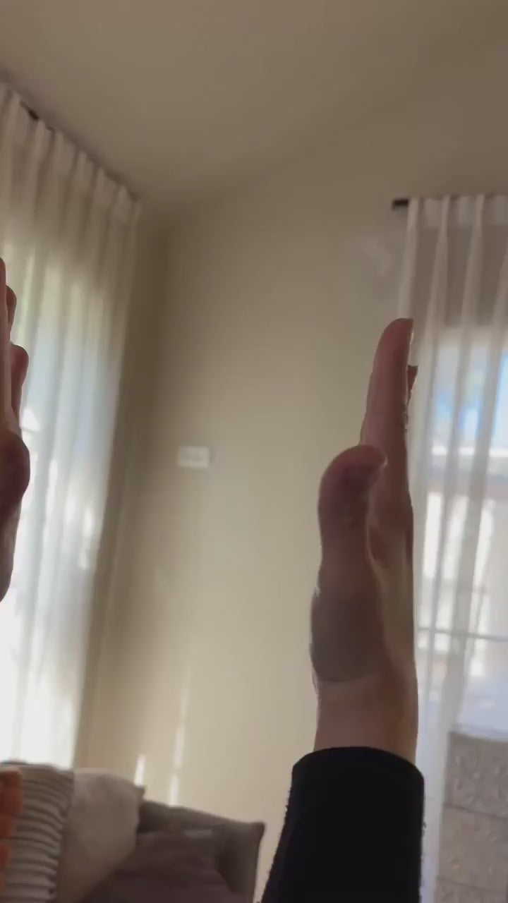 טען וידאו: ⁨	קורה אחת, 2 רגלים, וקפה שלא נשפך 🤝

רעיון קטן שבאמת עושה סדר ענק,
להניח עליו את כל הדברים שתמיד צריך להחזיר כשאתה יושב על הספה ובמיוחד כשבאים אורחים…

גוון השמן הוא light walnut של חברת ‪elramdiy‬ - מוצר מושלם בדיוק בשביל הפרויקטים הקטנים והכיפיים והוא מיועד לשימוש פנים הבית. יש עוד 5 גוונים יפייפים ממנו .

בשיתו‪elramdiy‬iy⁩
