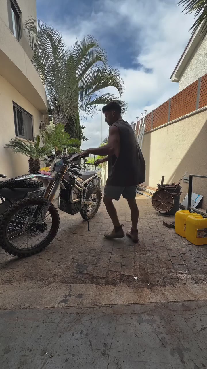 טען וידאו: 🔥 מנקה ג׳נטים: ממיס את כל הפיח והלכלוך הקשה בשניות בלי לשפשף.
💎 מגן צמיגים וג׳נטים: נותן מראה שחור עמוק לצמיג ומייצר שכבת הגנה מדוחה לכלוך.
🧪 מחדש פלסטיק: מחזיר לחיים פלסטיקים דהויים ומגן עליהם מפני השמש הישראלית.
✨ ווקס לרכב: הפינאלה שנותן אפקט מראה, ברק מטורף והגנה הידרופובית שדוחה מים ואבק.
רוצים קישור למוצרים המדויקים? 👇
תגיבו “אני” ואשלח לכם את הכל ישירות לפרטי!
#דיטיילינג #טיפוחהרכב #רכבנקי #ווקס #רכביםבישראל